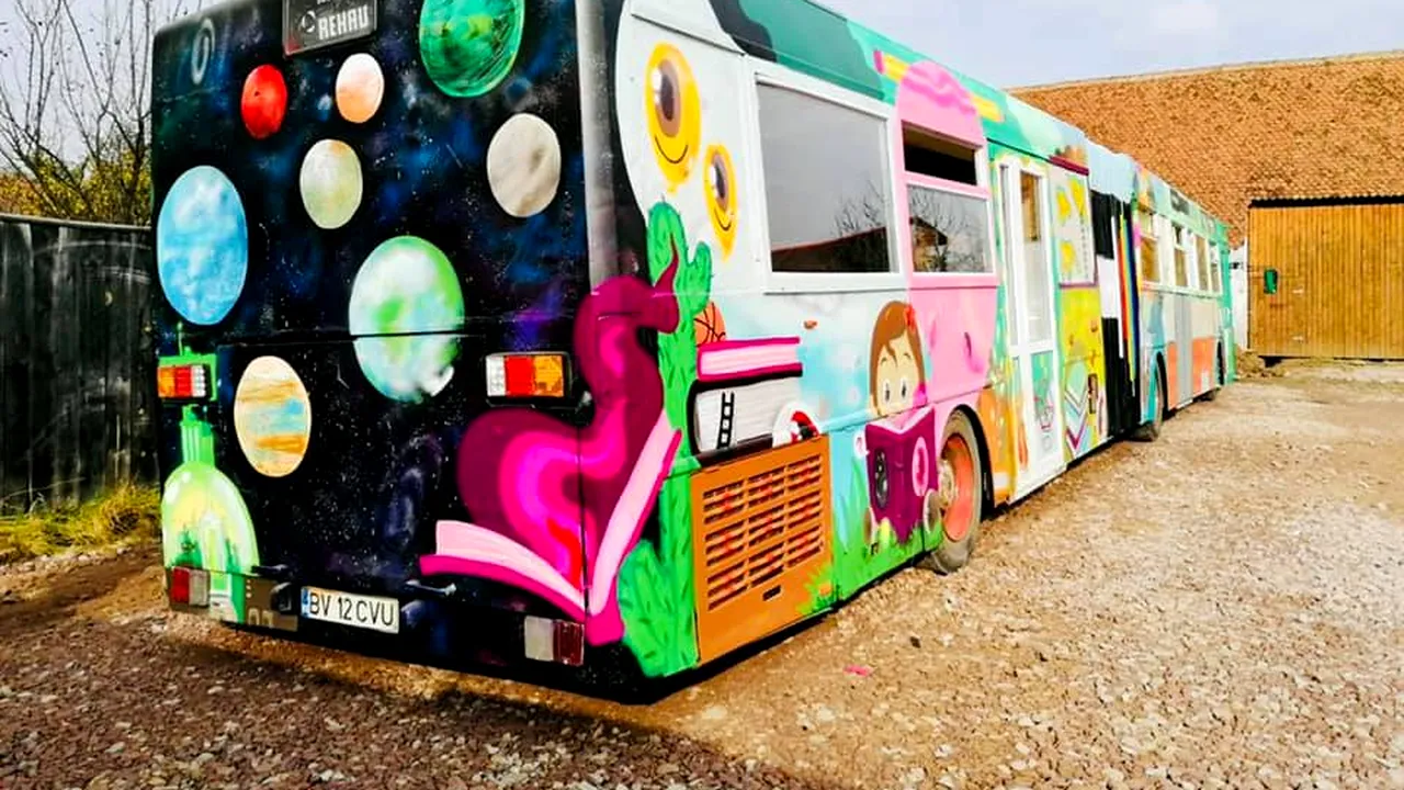 Ideea trăsnită a unor profesori a devenit realitate cu ajutorul Simonei Halep! Un autobuz vechi, transformat într-o sală de clasă modernă | VIDEO