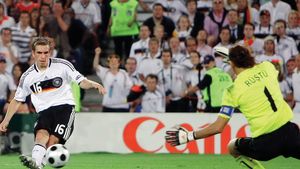 Lahm marchează din doi în doi ani