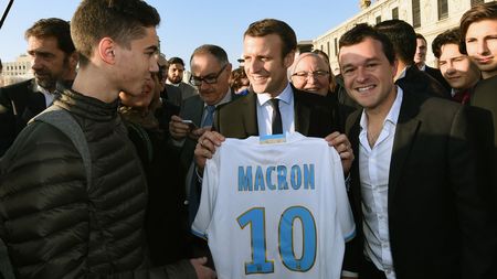 FOTO + VIDEO | Ziua fotbalist, noaptea președinte. Emmanuel Macron a fost legitimat la un club de fotbal în adolescență. Echipa pe care o susține neîncetat și sportul care-l mai ispitește 