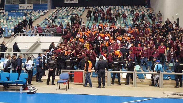 Incidente între suporterii rapidiști și jandarmi la finalul partidei de handbal feminin de la Craiova | VIDEO