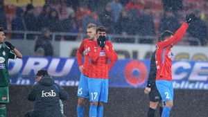 GALERIE FOTO | Momente de panică pe Arena Națională. S-a dat cap în cap cu un coechipier, a vrut să reintre pe teren, dar medicii nu l-au mai lăsat să joace