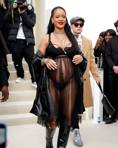 Rihanna iese tot mai “dezgolită” din casă de când e gravidă. “Încerc lucruri pe care poate nu aș fi avut curaj să le încerc când nu eram gravidă“