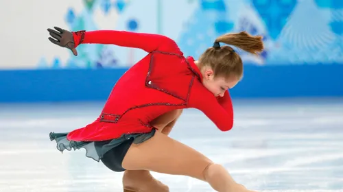 O mai țineți minte pe Iulia Lipnitskaya? La 19 ani, îi încântă din nou pe fanii patinajului artistic. „Toate legăturile mele cu lumea exterioară au fost tăiate. Abia atunci am înțeles ce mi se întâmplase”. Drumul de la Sochi la anorexie și la „noua carieră”