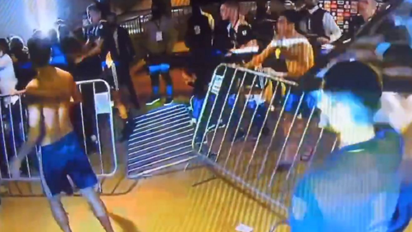 Scandal uriaș în Cupa Libertadores! Jucătorii lui Boca Juniors s-au luat la bătaie cu polițiștii și au aruncat cu gardurile în vestiar | VIDEO