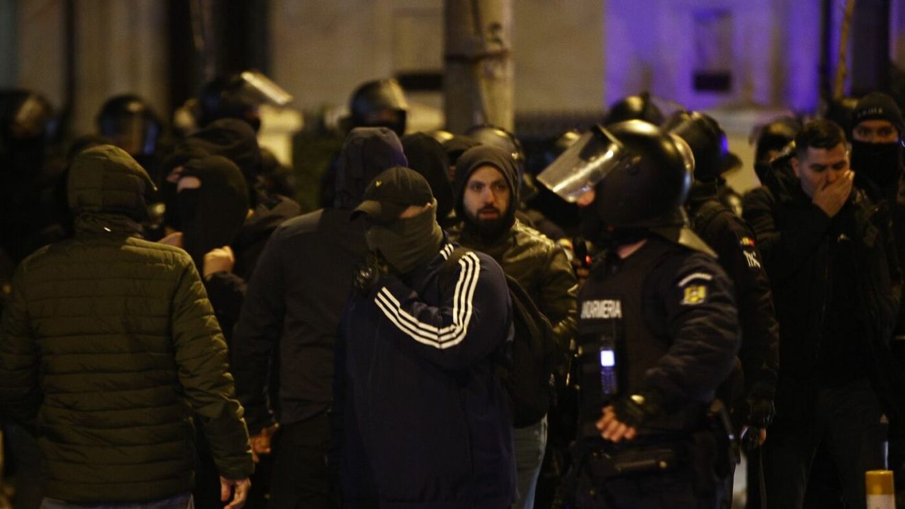 Fanii Stelei, prinşi cu arme la ei şi duşi la secție!