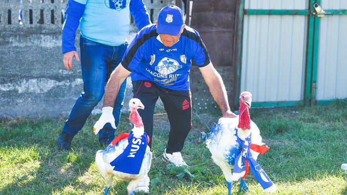 Senzație | O echipă din Liga 3 are mascote doi curcani! Cele două păsări au purtat noroc clubului la primul meci în care au fost aduse la stadion | VIDEO