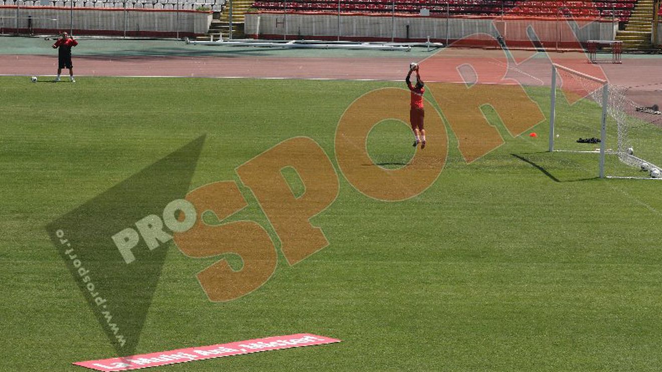 FOTO EXCLUSIV** Gest EMOȚIONANT al jucătorilor lui Dinamo de ziua lui Cornel Dinu! Ce cadou a primit MISTER