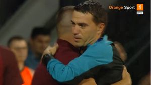 Ovidiu Hațegan, copleșit de emoții la revenirea în arbitraj, chiar în fața publicului din orașul natal! A fost aplaudat de întregul stadion