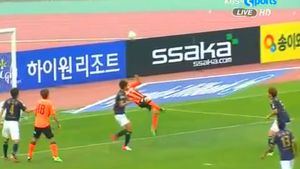 VIDEO Zicu, omul foarfecă! O nouă execuție de super clasă a românului! Reacția comentatorilor la golul lui "Ciku" :)