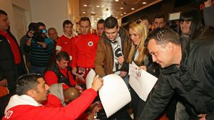 Fanii din Ardeal ai "câinilor" și-au întâlnit favoriții la o sesiune de autografe