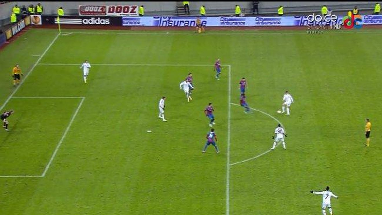 Steaua are motive să pună necalificarea pe seama arbitrilor. FOTO | Roș-albaștrii au cerut ofsaid la golul marcat de Yarmolenko