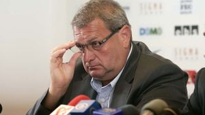 "Îi mai trebuie ceva experiență lui Dorinel , dar poate antrena Steaua"