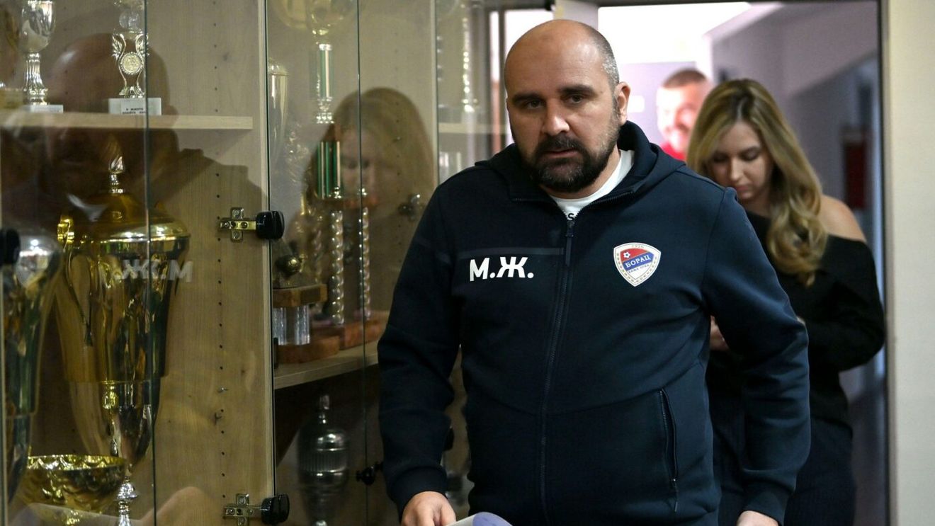 Tragedie! Antrenorul din prima ligă sârbă de fotbal a murit la doar 45 de ani, după ce i s-a făcut rău în timpul meciului