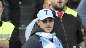 Cum l-au umilit fanii de la AS Roma pe Ştefan Radu. Ce au putut să scrie în bannerul pentru român