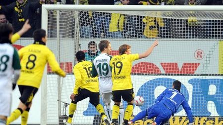 VIDEO** Cel mai spectaculos gol marcat cu ajutorul adversarului! Dortmund câștigă la scor la Wolfsburg