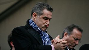 Petrescu l-a luat peste picior pe unul dintre steliștii intrați în grațiile lui Gigi:** "Tu cu sticlele astea vrei să joci fotbal?" :))