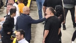 „Spaima litoralului” și fiul lui Adrian Mititelu vor să dea lovitura în afaceri împreună cu nepotul lui Gigi Becali! Planul s-a făcut de mult și ProSport are imaginile în care Nuredin Beinur dă „târcoale” familiei de milionari olteni la meciul cu Dinamo | FOTO