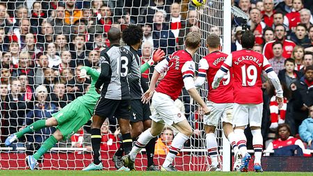 Derby nebun în Londra: Arsenal - Tottenham 5-2!** Tamaș, 90 de minute în WBA -Chelsea 2-1! Norwich-United 1-0! Toate rezultatele