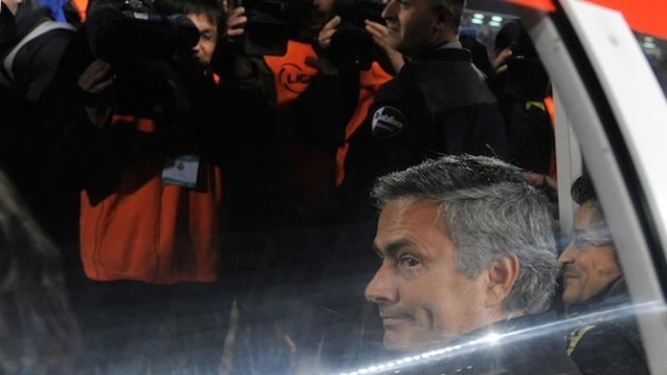 "Suntem dezamăgiți"** Mourinho, surprins în timpul unei discuții la restaurantul său favorit din Londra! Ce veste le dă madrilenilor