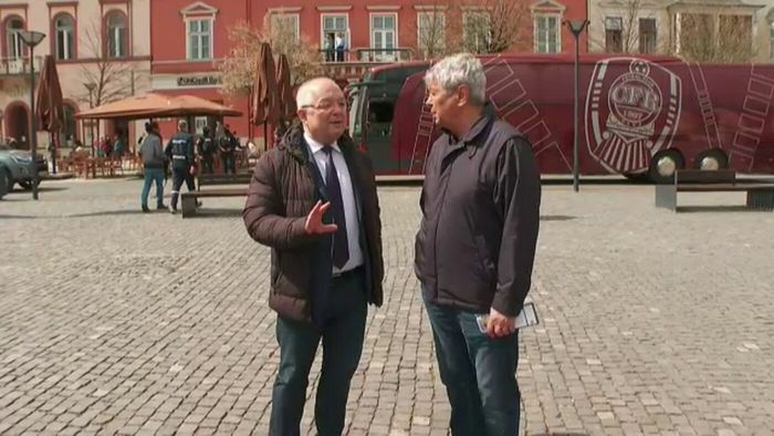Mircea Lucescu a împărțit bilete în centrul Clujului. Câți spectatori vor asista la amicalul CFR - Dinamo Kiev