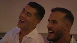 Cristiano Ronaldo, așa cum nu a mai fost văzut niciodată! S-a dat în spectacol la karaoke, i-a dedicat o serenadă Georginei Rodriguez și a cerut-o de soție: „Vreau să te căsătorești cu mine” | VIDEO