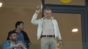 Un jucător de la FCSB a dezvăluit procedeul ținut ascuns de Gigi Becali! Cum se fac schimbările în timpul meciului: „Toni Petrea simte vânzoleală în spatele lui, se întoarce și întreabă «cine intră?»”