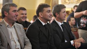 Ilie Dumitrescu i-ar fi trădat pe Gică Hagi şi pe Gică Popescu pentru bani: „De asta s-a dus la FRF. Îl doare la bască”