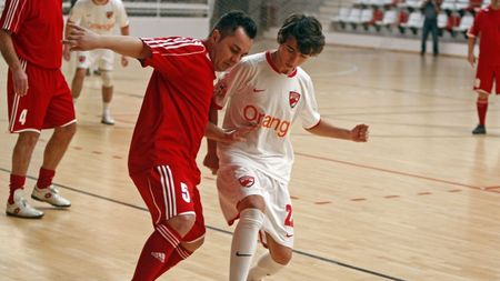 FOTO | Fanii echipei Dinamo au organizat un meci demonstrativ cu scopuri caritabile. Florentin Petre și-a învins fiul, pe Patrick. Kiriță: "Pe ăsta al lui Petre l-am controlat puțin la glezne"