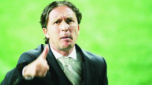 MM: "E mort"** Dinu: "E o făcătură"