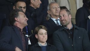 Prințul William și fiul său, prințul George, bucurie nebună la golul lui Aston Villa din meciul cu PSG! Imaginile serii în Champions League