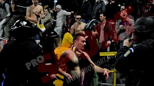 Bucurie imensă pentru fanii lui „U” după victoria cu rivala CFR. FOTO: Ultrașii au intrat pe teren și i-au îmbrățișat pe jucători