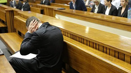 Momente dramatice. FOTO: Oscar Pistorius cedat în sala de judecată în momentul în care avocatul îi susținea cauza