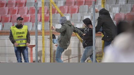 Ultrașii din PCH nu au mai suportat umilința! GALERIE FOTO | Gestul extrem al fanilor, în timpul meciului cu Viitorul. Ce au făcut înainte ca jandarmii să intervină