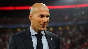 Zidane, back in business! FOTO | L'Equipe iese pe prima pagină cu "șocul" verii: antrenorul de top care urmează să fie înlocuit de "Zizou"