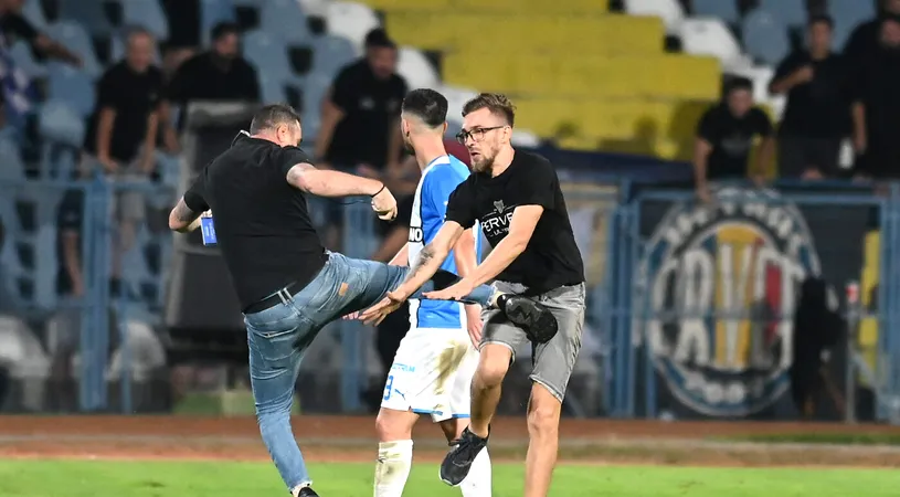 Moment încins în meciul Universitatea Craiova - Farul! Un suporter și un reprezentant al stewarzilor au intrat pe teren, iar ceea ce a urmat este incredibil | VIDEO