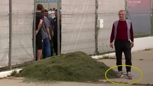 Apariție excentrică a lui Gigi Becali la baza din Berceni! VIDEO | Cum arată și cât costă pantofii sport purtați de patronul FCSB