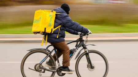 Un livrator Glovo a fost șocat pe străzile din București. Ce a văzut în zona Grivița: a sunat de urgență la Poliție