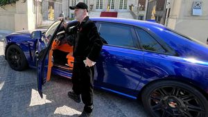 Gigi Becali şi-a făcut apariția la înmormântarea părintelui Climent cu Rolls-Royce-ul de 500.000 de euro. "A intrat unde nu prea ai voie să intri"