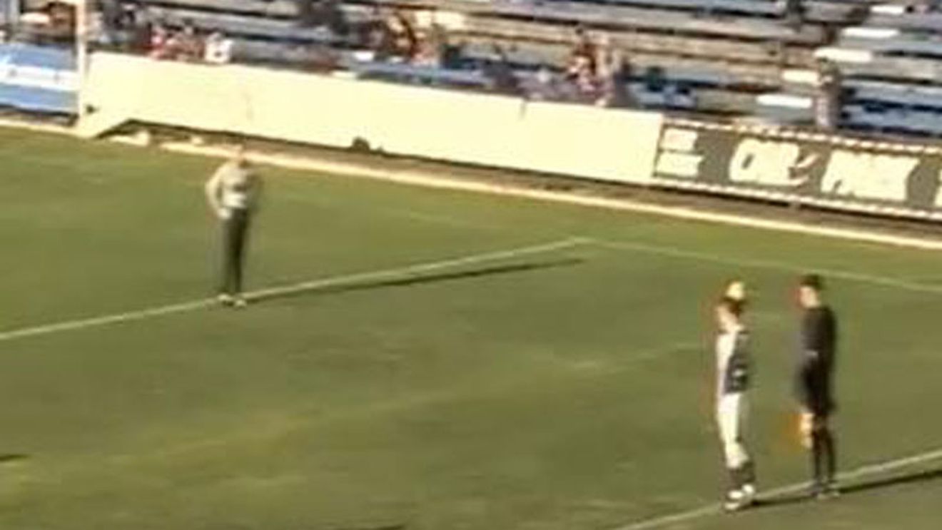 VIDEO "Fair-play" australian!** I-a dat mingea portarului advers, apoi a înscris!