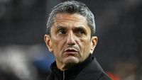 Gigantul Africii îl vrea pe Răzvan Lucescu. Pe listă s-a aflat și Cosmin Olăroiu, dar oferta din Emirate pare că a fost imbatabilă