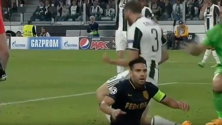 Așa vede Chiellini fotbalul! Moment GENIAL cu "stânca" din apărarea lui Juve în meciul cu Monaco. FOTO | De ce celebrează fundașul în această fază ca și cum ar fi marcat