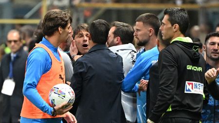 Ce nebunie: Cristi Chivu, eliminat în Parma - Napoli! A fost la un pas de bătaie cu Antonio Conte, care a văzut și el cartonașul roșu