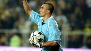 Cum a ajuns Pancu erou pentru Beșiktaș după ce a apărat șuturile lui Anelka, Van Hooijdonk și Alex în celebrul derby cu Fener, din 2005: "La 9 ani m-am dus la fotbal. Rămăsese un singur loc, în poartă..."