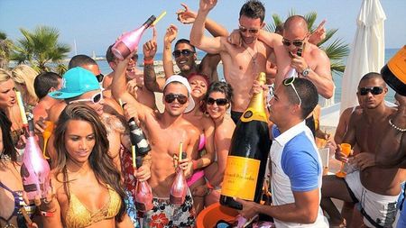 Petreceri luxoase, șampanie de 40.000 de lire sterline și vacanțe pe banii altora. Cum a reușit un fotbalist să fure 30 milioane de lire de la cunoscuți 