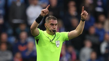 Istvan Kovacs, decizie infernală după o fază care apare o dată la 10.000 de meciuri. S-a dus la monitorul VAR şi a anulat un gol pentru ofsaid, dar a dat penalty pentru un henț premergător: Bilbao l-a ratat!