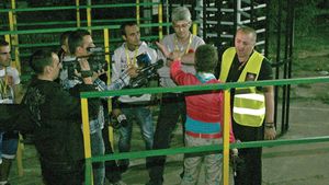 "Nea Adi", nu dărâma gardul!** Ziariștii au fost opriți la porți, iar forțele de ordine i-au trimis săâ€‘și cumpere bilet