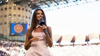 Prezentatoarea TV a atras toate privirile la meciul echipei lui Cristi Chivu!