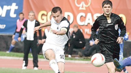 Alb-negrii amenință Steaua