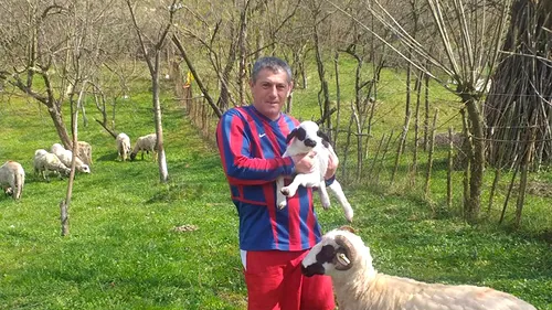 Un cvadruplu campion cu Steaua s-a retras la țară pe timp de pandemie și s-a reprofilat: ”Sunt cu oile pe câmp. Îi fac concurență lui Gigi Becali. Fac zeamă de urzici, dar îmi este dor și de fotbal”