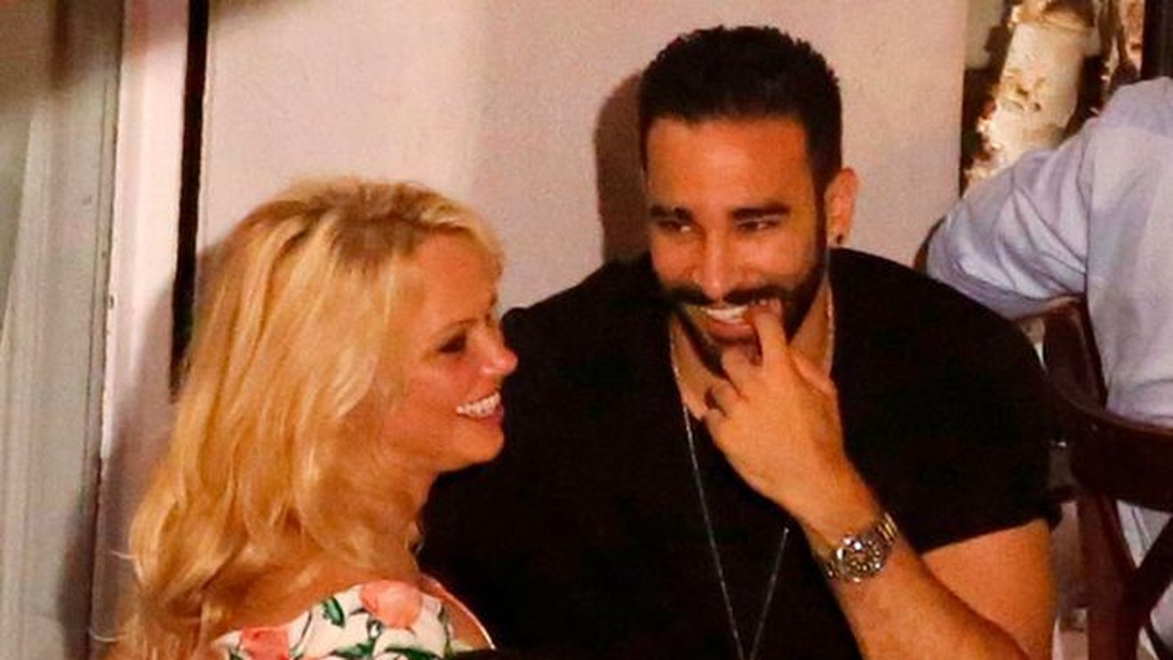 FOTO | Noul iubit al Pamelei Anderson e un fotbalist cu 19 ani mai tânăr: "E romantic, dar teribil de gelos"